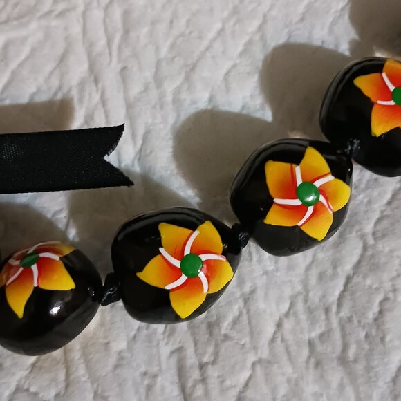 Black Kukui Nut Hawaiian Luau Lei Yellow Gold Flower Necklace NWOT - Picture 6 of 8